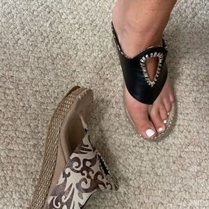 Modzori reversible Women's Black and Tan Sandal. Slight sole tear away in pic